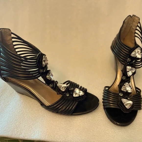 T-strap short heeled sandals - Picture 1 of 8